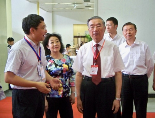 北洋集團(tuán)副總經(jīng)理高明向胡啟立主席、張琪司長介紹北洋產(chǎn)品